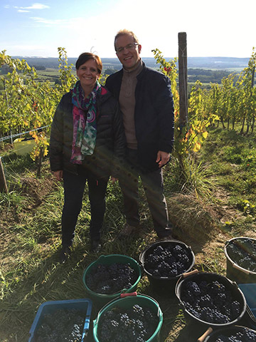 Thibault Bazin et Corinne Lalance après la récolte